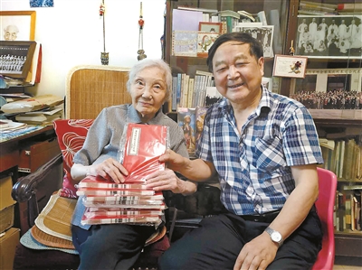 2018年,作者为杨苡期颐寿专门制作了纪念册(吴晓梅摄)