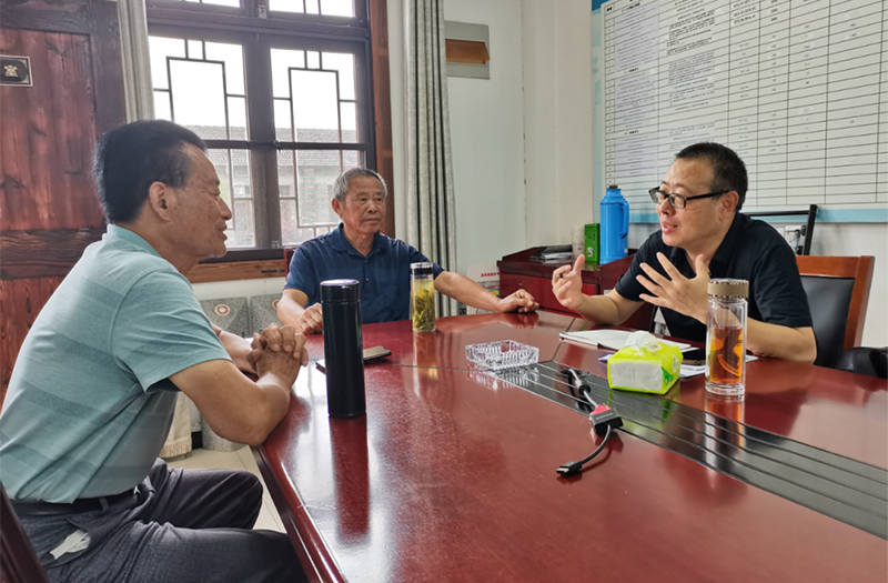 采访当年参与发现、守护遗址的村民万传仓、程年仓