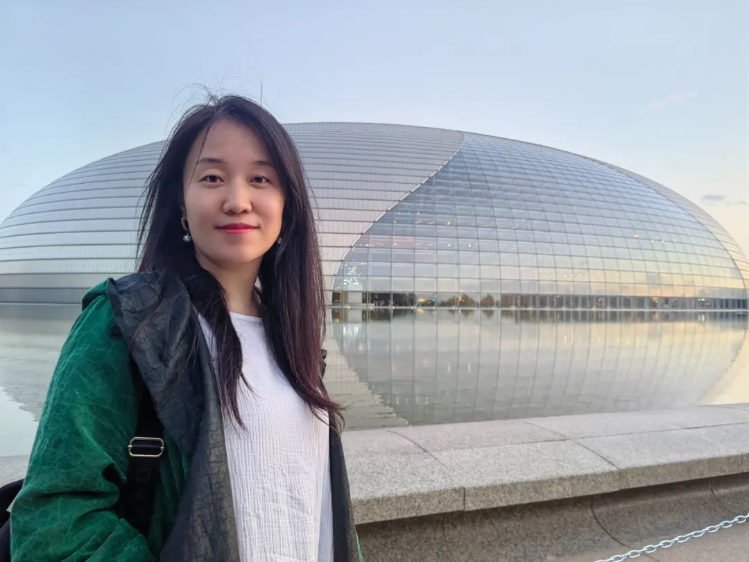 刘国欣，陕北人，中国作家协会会员，陕西师范大学文学院教师。作品见于《钟山》《花城》《清明》等刊。出版有小说集《供词》《城客》《夜茫茫》，散文随笔集《次第生活》《黑白：永恒的沙漠之渴》等。