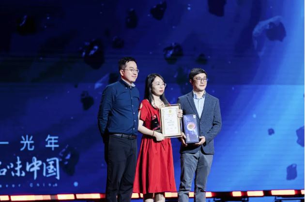 2021-2023年度新星金奖获得者  路航（中间）