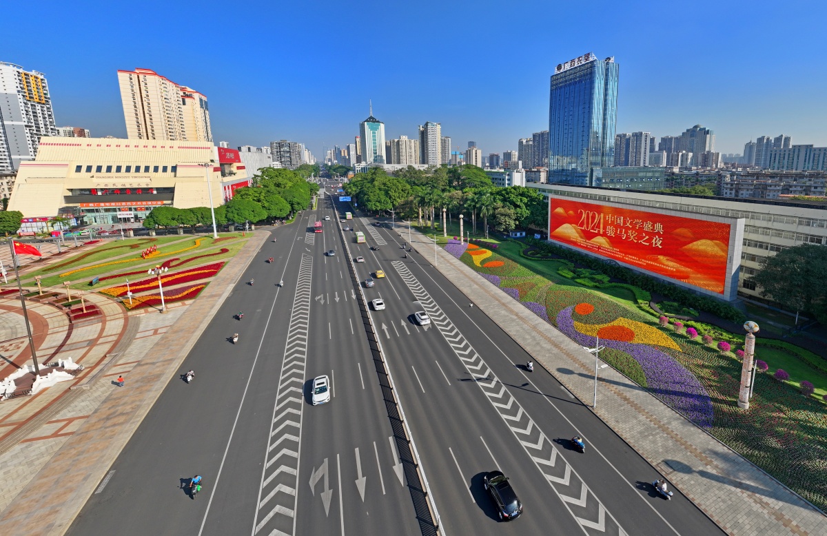 南宁民族广场上LED显示屏播放的宣传标语营造浓厚氛围。记者 周军 摄