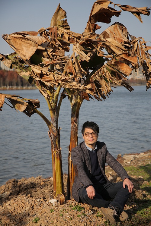 东君,70后写作者,现居浙江乐清。以小说创作为主,兼及诗与随笔。结集作品有《东瓯小史》《某年某月某先生》《徒然先生穿过北冰洋》《面孔》《无雨烧茶》等。另著有长篇小说《浮世三记》、评论集《隐秘的回响》等。