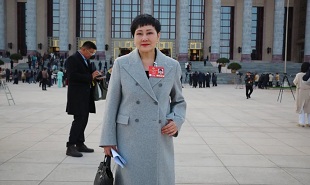 全国政协委员、中国文艺志愿者协会副主席、国家话剧院一级演员张凯丽