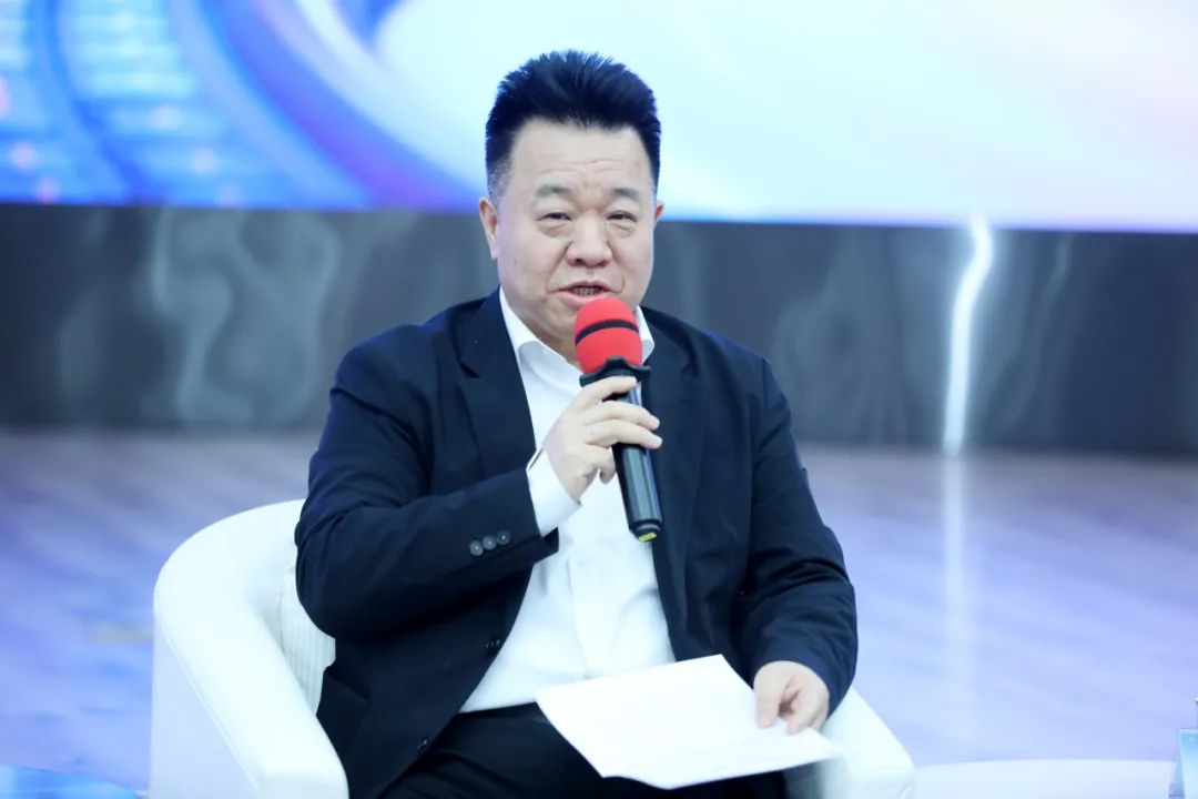 邱华栋主持“文学馆畅谈”并讲话