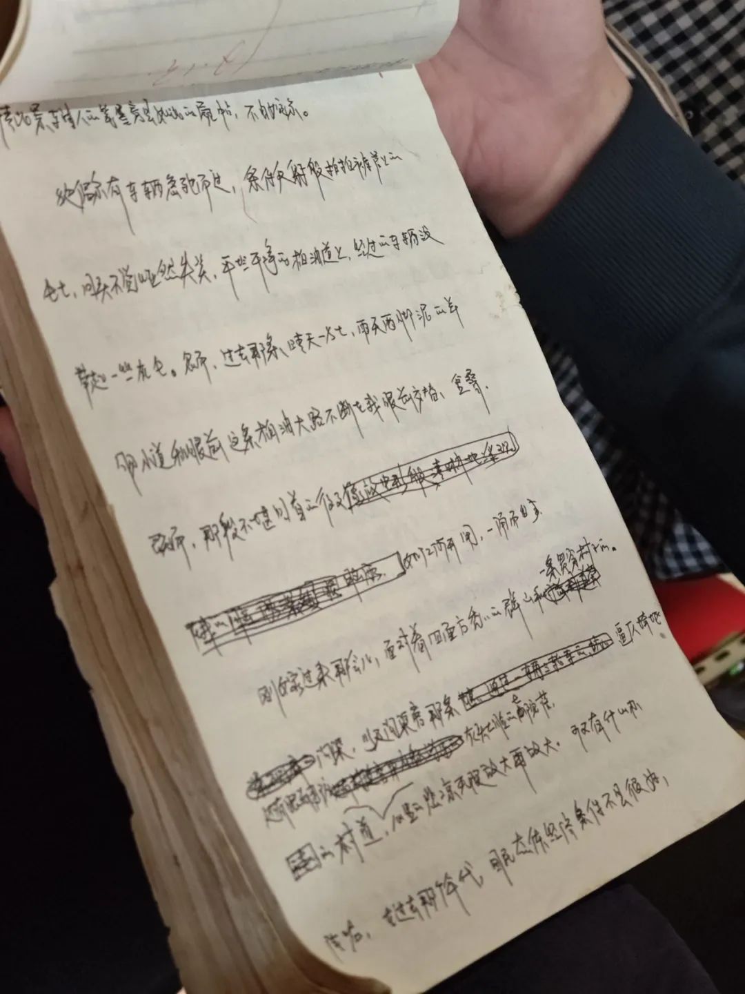 王对平在孩子作业本背面写作