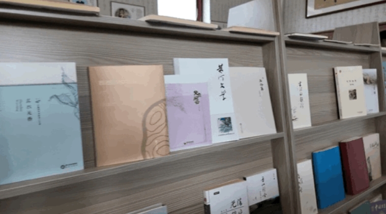 木兰书院内摆放着本土作家的作品