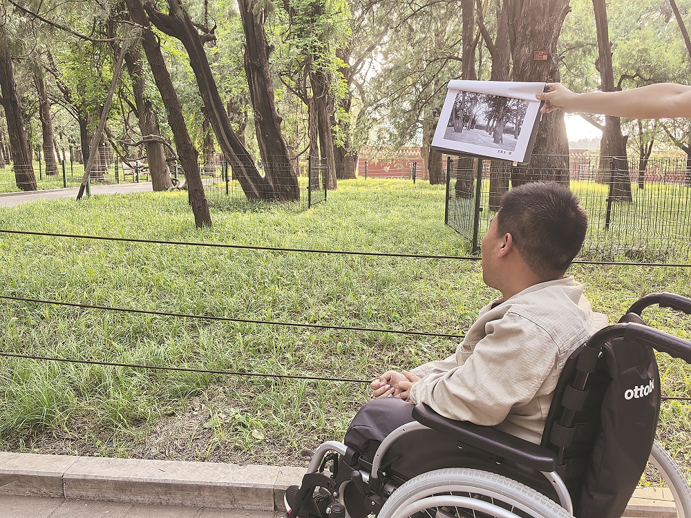 地坛公园里，作家马骏在史铁生当年拍照的同机位