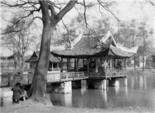 抗战中的上海公园　　若是以上海的公园作为线索，也会浮现出一段屈辱与抗争交织、伤害与坚韧并存的抗战史。[详细]