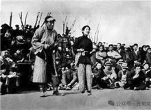 《放下你的鞭子》：“流动的抗战火炬”　　1939年，为抗战筹款的徐悲鸿，遇到了来此地演出的新中国剧团。[详细]