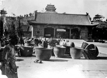 侵华战争时，日军盯上了故宫里的大铜缸　　经历了岁月的洗礼之后，这些水缸作为故宫文化的组成部分，向人们诉说着它们见证的历史变迁。[详细]