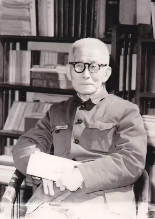 1940年元旦，岩洞里的松花糖　　中国现代文学馆珍藏的杨晦抗战日记（1937-1940），以私人化的书写为抗战时期的桂林文化生态留下了珍贵注脚。其中1940年元旦前后的两篇日记，以“乘车票价”“空袭警报”“友人交往”等日常碎片，拼贴出大后方知识分子在战火中的生存图景。[详细]