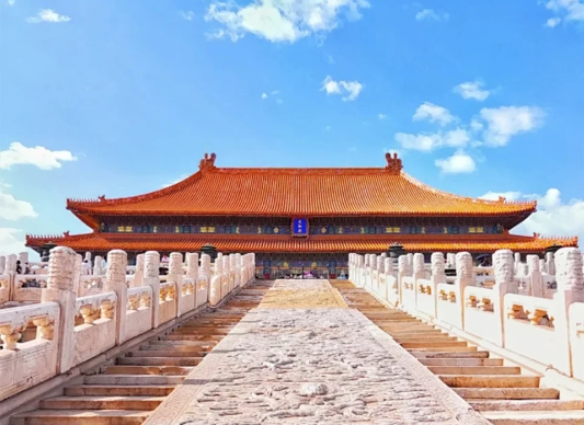 太和殿见证日军投降仪式　　广场上民众欢呼雀跃，情绪高亢，气氛热烈。军乐队凯歌高奏，礼炮齐鸣。随后全体肃立，为在抗日战争中牺牲的中国将士默哀……[详细]