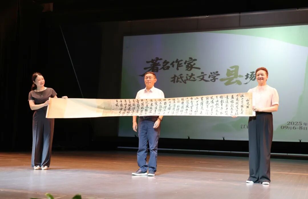 刘婕向阿来赠送黄庭坚书法诗帖文创作品