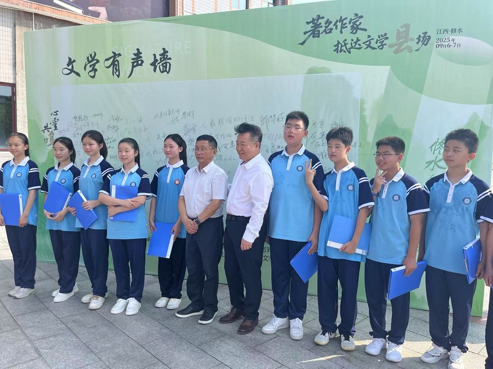 邱华栋、阿来与朗诵阿来诗歌的学生合影