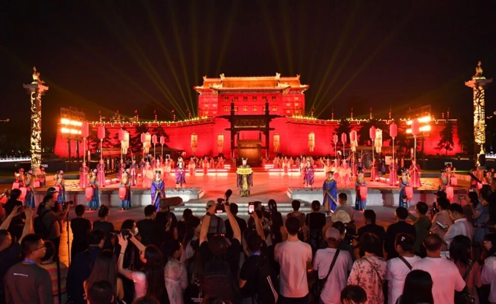 9月14日晚,一场充满唐韵的欢迎仪式在西安永宁门盛大开场,欢迎参加2025国际青春诗会的拉美诗人和中国诗人。