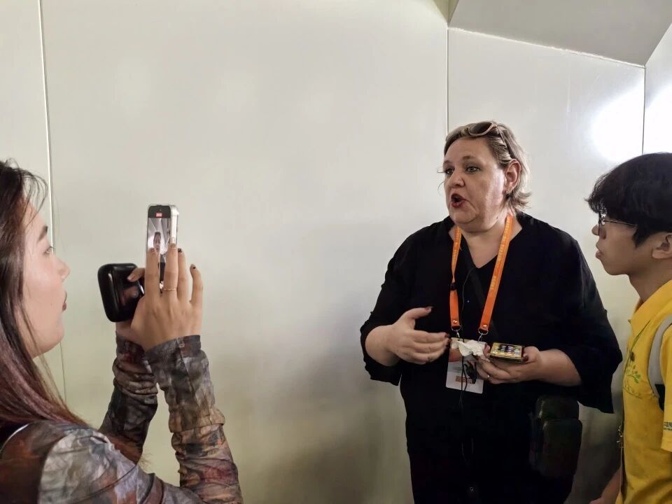 阿根廷诗人埃琳娜·安妮巴利接受记者采访