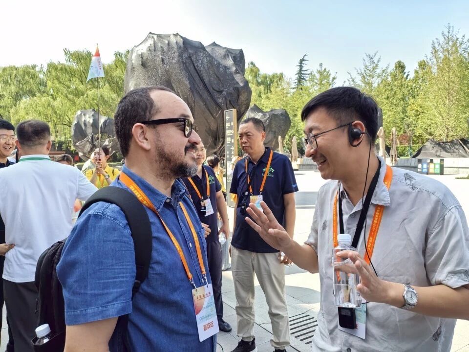 中国诗人李壮与巴西诗人塔尔索·德·梅洛参观完秦始皇帝陵博物院后交谈,李壮告诉梅洛,西安地下文物众多,在我们脚下也许也有古代的文物遗存。