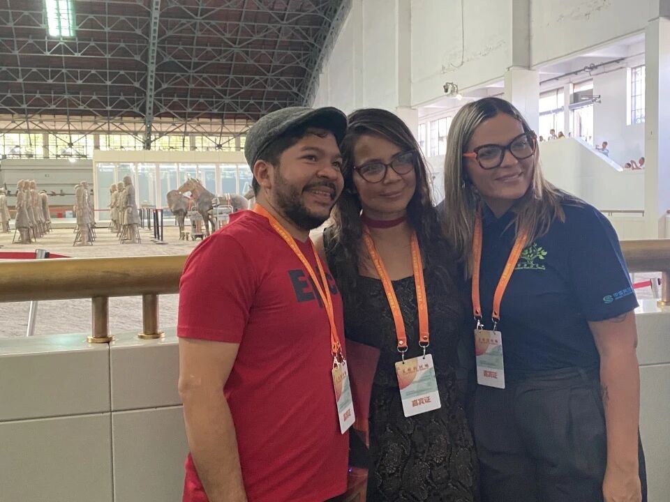 巴拿马诗人哈维尔·阿尔瓦拉多(左)、哥伦比亚诗人法迪尔·德尔加多(中)、委内瑞拉诗人因迪拉·卡尔皮奥·奥利沃在秦始皇帝陵博物院合影