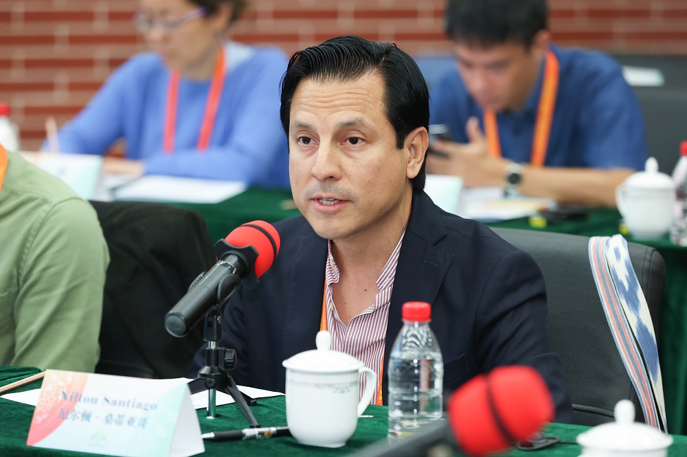 秘鲁诗人尼尔顿·桑蒂亚哥