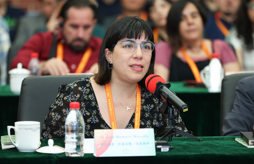 智利诗人维多利亚·拉米雷斯·曼西莉亚