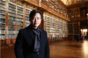 科幻文学:获奖作品《火苗照亮宇宙:暗生命传奇》
作者:王威廉
获奖感言小时候,我第一次读到郑文光先生的《飞向人马座》,书中描绘的浩瀚宇宙和中国少年探索黑洞的勇气深深震撼了我,让我对深空充满了无限的好奇与想象。从那时起,对未知世界的探索欲望便埋藏在我的心里。