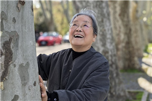 儿童绘本:获奖作品《不能没有》
作者:蔡皋
获奖感言书里最先出现的光是阳光。我有种植花草的习惯,跟植物打交道其实就是和阳光打交道。光的滋养与体验积累得多了,有一天,会被儿童猛地“点醒”。比如,我的小孙子就跟我说……
