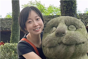 童话:获奖作品《外婆变成了麻猫》
作者:慈琪
获奖感言关于外婆的童话获奖了,我心中百感交集。我无法和外婆分享喜悦,因为她不会知道发生了什么,即便知道,也会很快忘记。如今的她,生活在许多“全新”的一分钟里,高兴是一分钟,生气是一分钟……