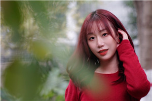 童话:获奖作品《白夜梦想家》
作者:诺亚
获奖感言我们常说,在今天仍然坚持写作,是一件不容易的事情,但它对于我来说是唯一的选项。我的儿童文学写作不仅是为了孩子,也是为了儿时的自己。人是需要说很多话的,而沉默的孩子选择闭上嘴……