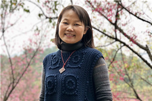 小说:获奖作品《狼洞的外婆》
作者:王勇英
获奖感言我出生在一个叫大车的客家村庄。童年时代,村里经常有剧团、戏班来演采花剧、唱木鬼戏等。小时候我们没有课外书看,但有很多戏看,那是在乡村戏台上、打谷场上演的故事,是最乡土的“书”。