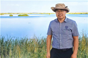 小说:获奖作品《额吉的河》
作者:许廷旺
获奖感言在阿拉善流传着“半袋冰糖”的故事。当年一对年轻夫妇给上海孤儿送些牛奶、黄油。妻子看到一个男孩,两岁了,不会坐不会爬,大脑袋小细脖。男孩与她特别亲,临走时哭闹不止。当晚,夫妇商议领养男孩。