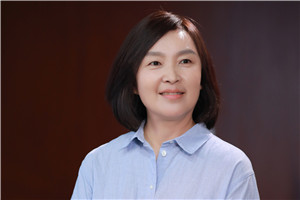 小说:获奖作品《胡同也有小时候》
作者:周敏
获奖感言胡同的魅力,不是一部小说能说尽的,希望有机会来北京的朋友,能找一间什刹海附近胡同深处的民宿住上些时日,逛逛早市,看看夕阳,尝尝“鸦儿李记”的早点,品品“富华斋”的盖碗茶。要是运气好……