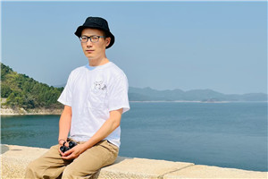 诗歌:获奖作品《我知道所有问题的答案了》
作者:童子
获奖感言我曾经以为,人生是一条抛物线,从出生的起点慢慢爬上高峰,再慢慢滑落低谷。如果按人的生理表现,是这样的。但我越来越意识到,人之所以为人,是因为我们有灵魂。灵魂可以不被身体束缚……