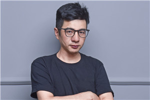 小说:获奖作品《大河的歌谣》
作者:大秀
获奖感言我出生在鲁西南黄河畔,大学毕业后生活在红船旁。江南文化的细腻与齐鲁大地的浑厚共同造就了我的文学语言。我为什么要书写黄河?因为对我而言,黄河不仅是地理上的故乡,更是我所创建的文学故乡。