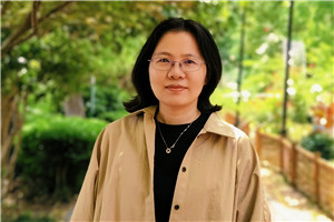 小说:获奖作品《万花筒》
作者:陆梅
获奖感言回想写《万花筒》的心境,有点做梦的感觉。我似乎完全沉浸在文字所构建的那个世界里,心里有一个执念:就想借孩子的眼睛,看看我生活的这座城市——不是作为背景,而是进入纵深。