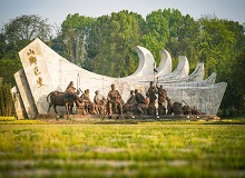 湖南清溪　　2022年8月1日，中国作家“深入生活、扎根人民”新时代文学实践点在益阳清溪村授牌。[详细]