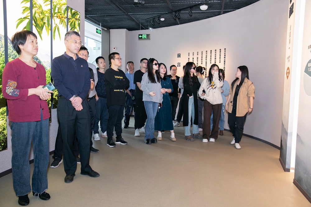 网络作家赴实践点采风1