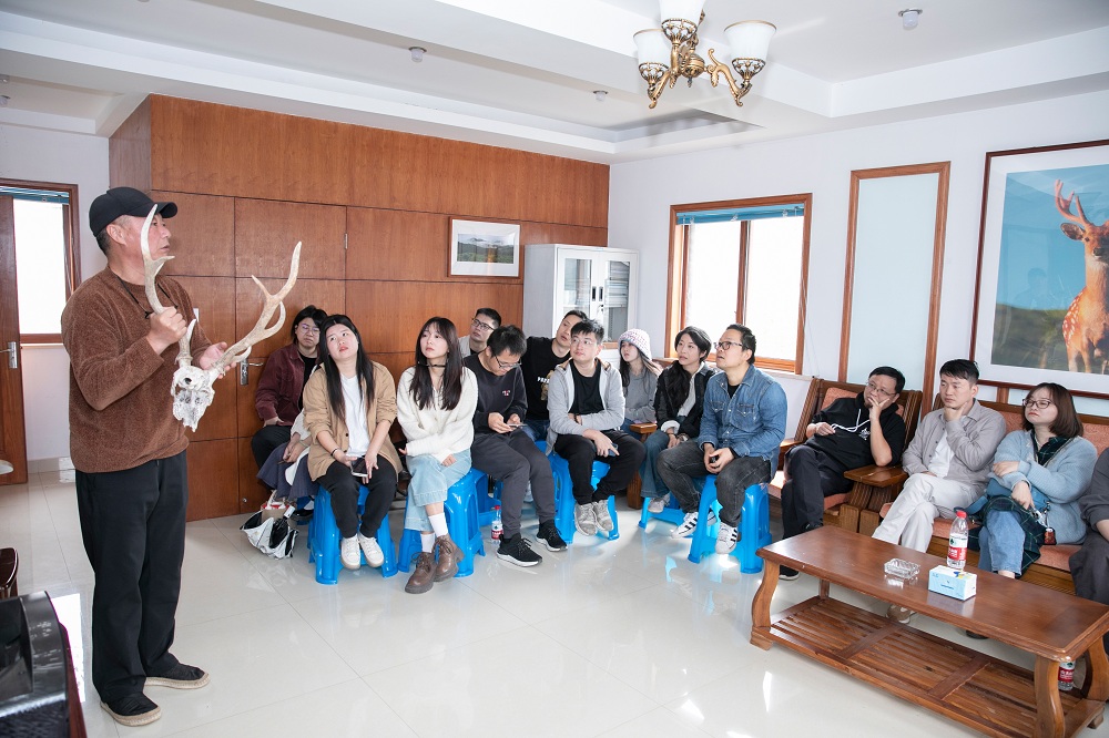 网络作家赴实践点采风