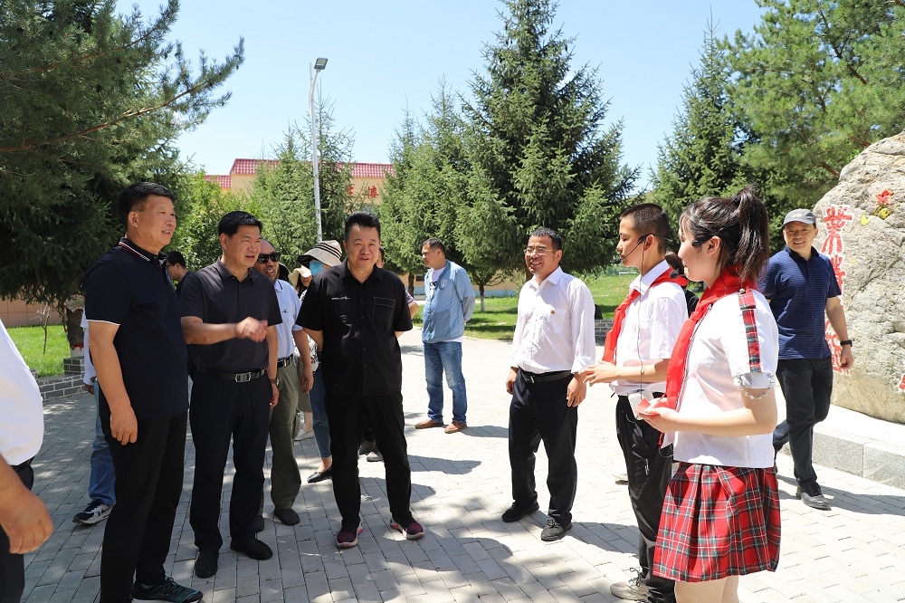 2022年7月，中国作协采访团在79团王震红军小学采风