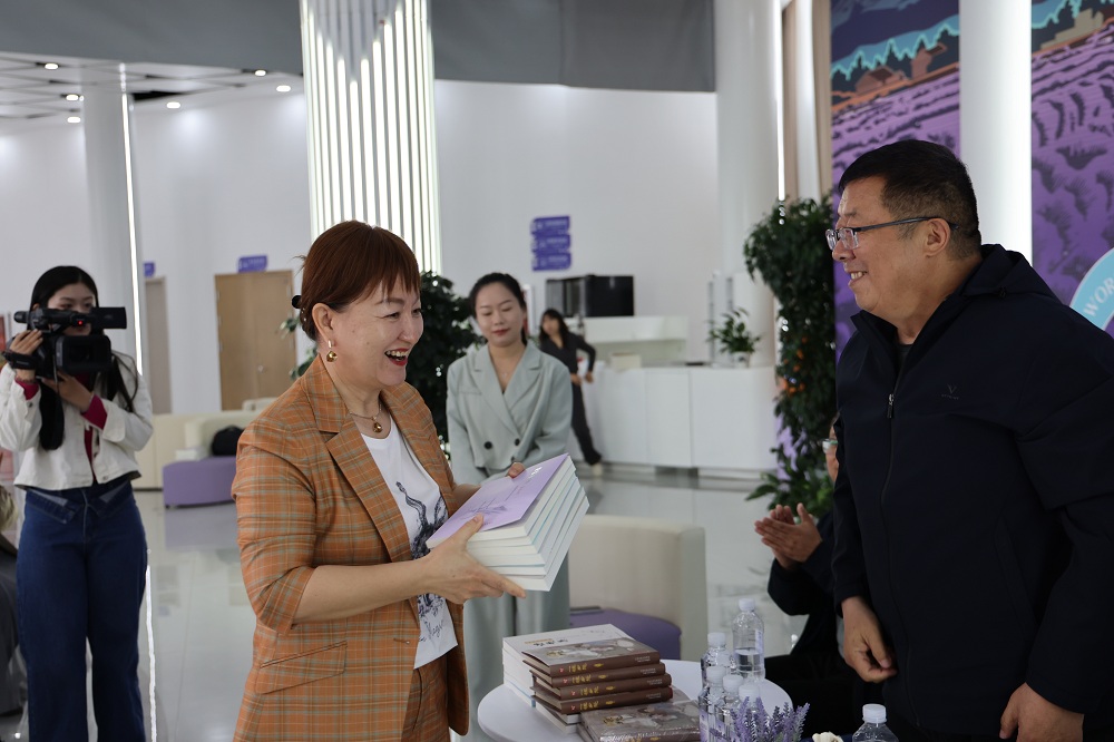 2025年4月23日，在伊帕尔汗公司举办世界读书日活动 (1)