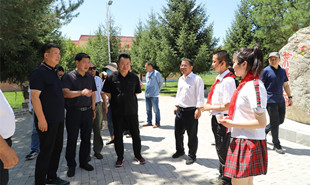 2022年7月，中国作协采访团在79团王震红军小学采风