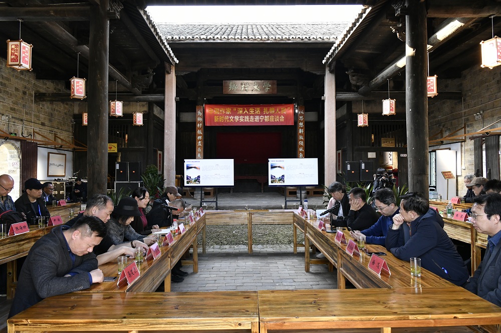 2023年3月9日下午，采风团一行与宁都当地文学爱好者在东山坝镇小源村进行座谈交流