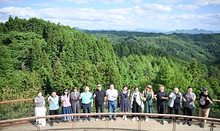 采风团感受“天然氧吧”的魅力