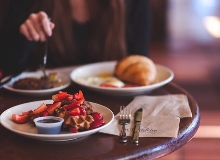 与大师共进午餐　　“昨晚我喝醉了。我仔细想了想——你是我目前活着的唯一理由。”[详细]