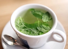 唯精神论者　　“你可以写无产阶级的小说，也可以写资产阶级的小说，但绝不能写小资产阶级的小说。”[详细]