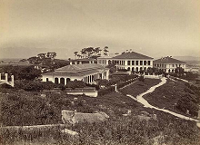 朱强：地址簿里的日常旧地址一旦消失了，新地址很快又被人创造出来。直到大地成为一本厚厚的地址簿。被人遗忘的地址，就像繁星一样缀满了苍穹。[详细]