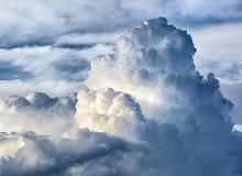 朱强：行云两百年前的某个春日下午，我的祖辈朱学宾在茶芫下的田野里犁地，他的手上沾满了泥，他热气腾腾的胸膛向风袒露。[详细]