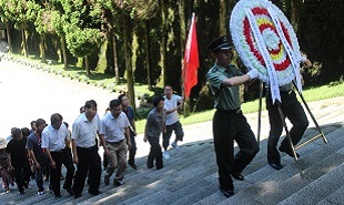 采访团前往烈士陵园