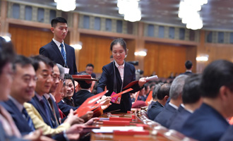 全国政协第四次全体会，工作人员发放选票