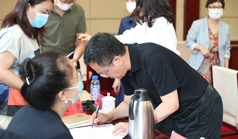 监察组组长阎晶明在统计选票结果上签字