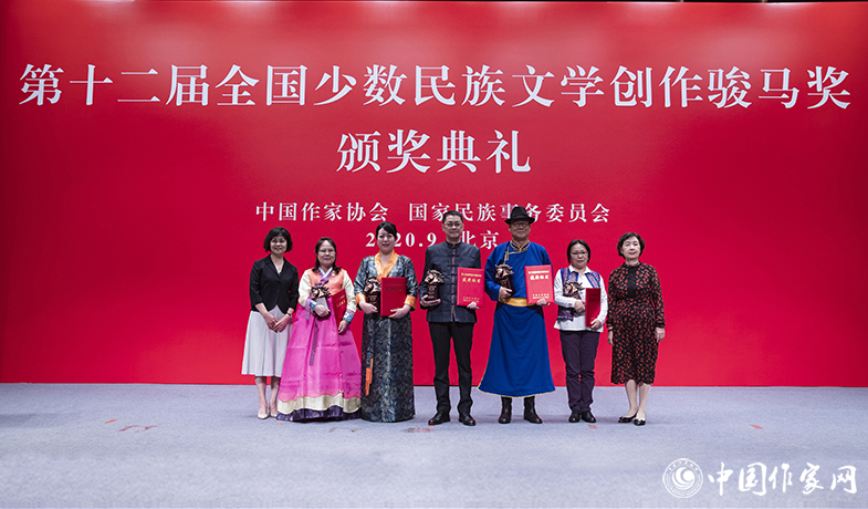 中国作家协会主席铁凝、作家叶梅为长篇小说奖获奖者颁奖